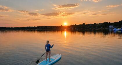 Waterfront-Canoe, Paddleboard, Hot tub, kayaks, AC, wifi, golf, 1 hr to Toronto