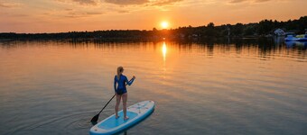 Waterfront-Canoe, Paddleboard, Hot tub, kayaks, AC, wifi, golf, 1 hr to Toronto