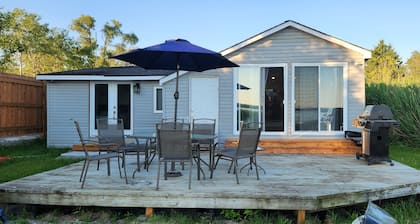 Waterfront-Canoe, Paddleboard, Hot tub, kayaks, AC, wifi, golf, 1 hr to Toronto