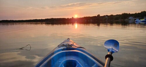 Waterfront Cottage - Hot tub, kayaks, AC, wifi, 4 br,  1 hr 15 mins from Toronto