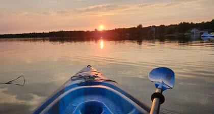 Waterfront Cottage - Hot tub, kayaks, AC, wifi, 4 br, 1 hr 15 mins from Toronto