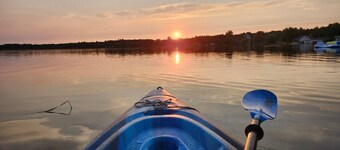 Waterfront Cottage - Hot tub, kayaks, AC, wifi, 4 br, 1 hr 15 mins from Toronto