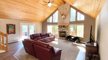 Smart-TV, Kamin, DVD-Player, Bücher