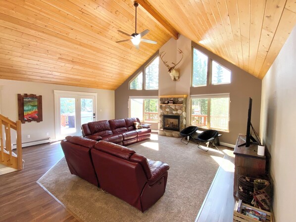 Smart TV, fireplace, DVD player, books