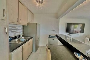 Fridge, oven, stovetop, coffee/tea maker