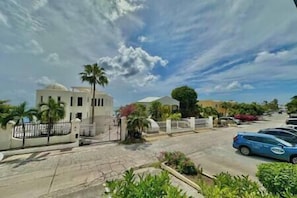 Property grounds - Pelican Pearl 1 bedr - 2bath apt (Sint Maarten)