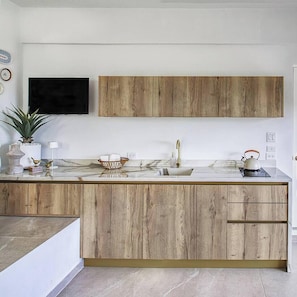 Fridge, stovetop, coffee/tea maker, cookware/dishes/utensils - Luxurious Hidden Pearl - Private Pool (Simpson Bay)