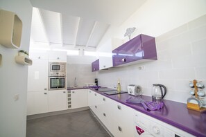 Een koelkast, een microgolfoven, een oven, een kookplaat