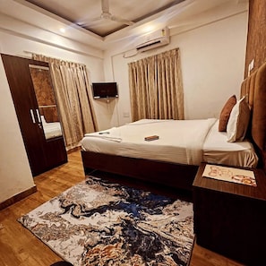 Quarto casal ou duplo luxo, vista para a cidade | Escrivaninha, espaço de trabalho para notebook, Wi-Fi de cortesia