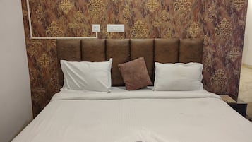 Comfort dubbelrum - utsikt mot staden | Skrivbord, arbetsyta för laptop och gratis wi-fi