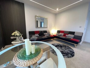 House, 2 Bedrooms | Living room | Books - Florence Coach-house Retreat Parking Wifi (Peterborough)