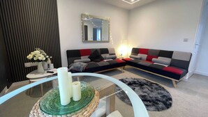 House, 2 Bedrooms | Living room | Books - Florence Coach-house Retreat Parking Wifi (Peterborough)