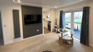 House, 2 Bedrooms | Living room | Books - Florence Coach-house Retreat Parking Wifi (Peterborough)