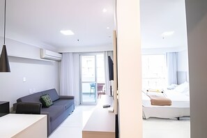 Appartement de base | Aire de séjour | Téléviseur de 30 po avec télévision par câble