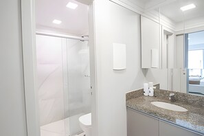 Departamento básico | Baño | Amenidades de baño gratuitas, toallas, jabón, shampoo 