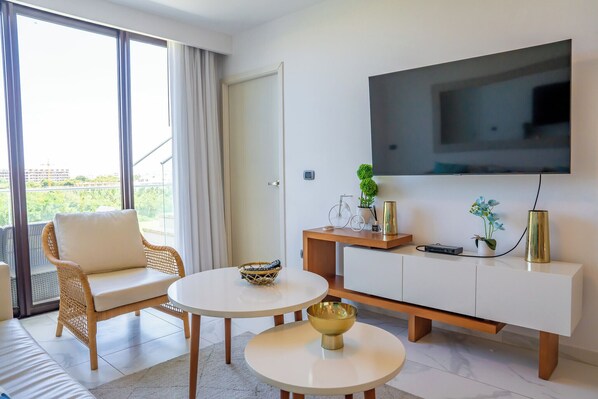 TV - Charming Penthouse with Golf & Pool View in Awesome Punta Cana - Private Jacuzzi (Punta Cana)