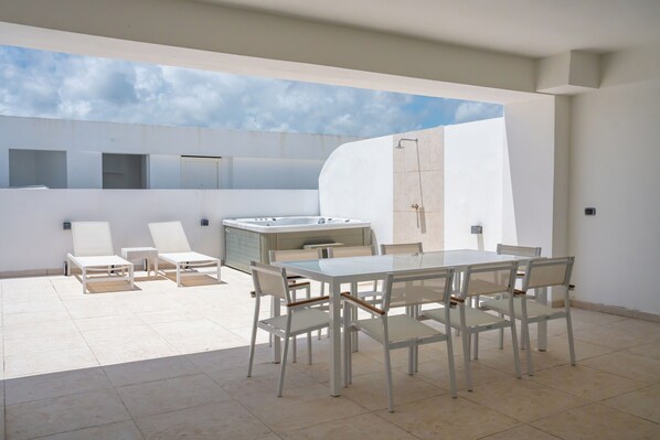 Outdoor dining - Charming Penthouse with Golf & Pool View in Awesome Punta Cana - Private Jacuzzi (Punta Cana)