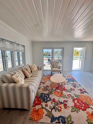 Smart TV - Great Location 3-bedroom apartment in Georgetown - Exuma with WiFi, AC. (Georgetown)