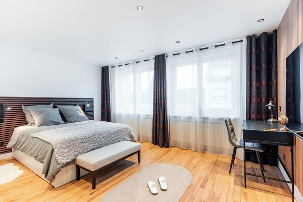 2 bedrooms, desk, iron/ironing board, travel cot