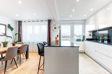 お食事. ✨80m2 luxury apartment. Free parking. 2 very large bedrooms