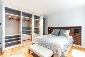 1 chambre, bureau, fer et planche à repasser, lit parapluie