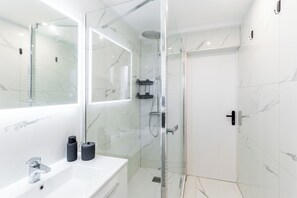 Ducha, secador de pelo, toallas y jabón