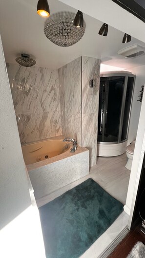 Dusche, Whirlpool, Haartrockner, Bidet