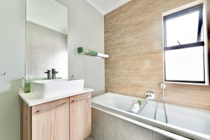 Bidet, towels, soap, toilet paper - Charming 1-bedroom & 1-bathroom apartment in vibrant Johannesburg with Wi-Fi (JOHANNESBURG)