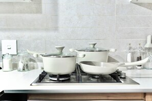 Microwave, oven, stovetop - Charming 1-bedroom & 1-bathroom apartment in vibrant Johannesburg with Wi-Fi (JOHANNESBURG)