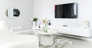 Smart TV - Charming 1-bedroom & 1-bathroom apartment in vibrant Johannesburg with Wi-Fi (JOHANNESBURG)