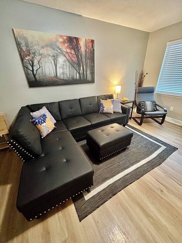 Smart TV - Furnished Work/Play Pad, Utilities Included, Near Downtown, Fast WIFI! (Independence)