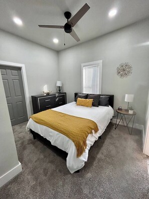 4 bedrooms, desk, iron/ironing board, free WiFi - Large Home/Traveling Crews/Fast WIFI/Furnished, Utilities Included (Kansas City)