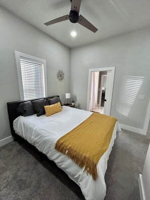 4 bedrooms, desk, iron/ironing board, free WiFi - Spacious 4BR home with dedicated office, just 5 minutes to downtown KC and 10 minutes to St. Luke's Hospital/UMKC. Skyline views, full kitchen, laundry, and 3 off-street parking spaces. Ideal for 30+ day stays, traveling professionals, or families. (Kansas City)