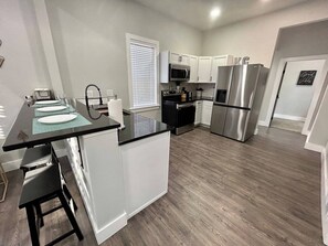 Fridge, microwave, oven, stovetop - Large Home/Traveling Crews/Fast WIFI/Furnished, Utilities Included (Kansas City)