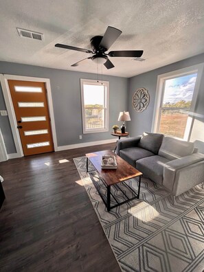 Smart TV, offices - Large Home/Traveling Crews/Fast WIFI/Furnished, Utilities Included (Kansas City)