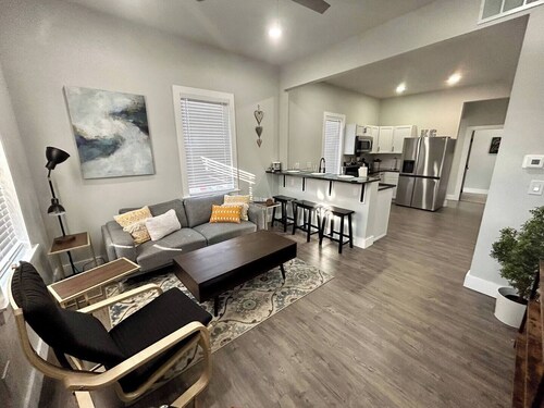 Spacious 4BR home with dedicated office, just 5 minutes to downtown KC and 10 minutes to St. Luke's Hospital/UMKC. Skyline views, full kitchen, laundry, and 3 off-street parking spaces. Ideal for 30+ day stays, traveling professionals, or families.