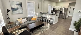Spacious 4BR home with dedicated office, just 5 minutes to downtown KC and 10 minutes to St. Luke's Hospital/UMKC. Skyline views, full kitchen, laundry, and 3 off-street parking spaces. Ideal for 30+ day stays, traveling professionals, or families.