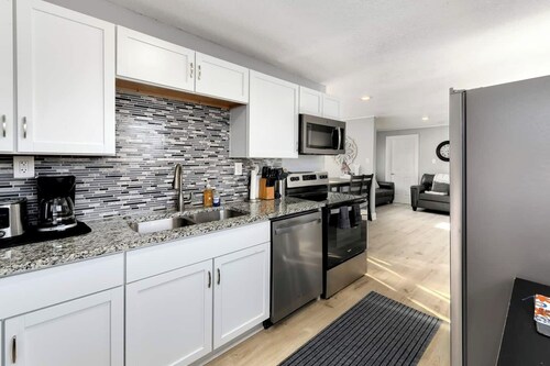 Clean, quiet 2BR home with utilities included and fast WiFi. Comfortable setup with open surroundings and easy access to downtown Kansas City (about 15 minutes). Ideal for short stays, work trips, or a simple, reliable place to unwind.