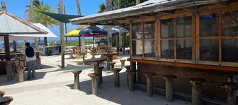 Charming 2-bedroom resort with AC, WiFi in beautiful, popular Sebastian, Florida