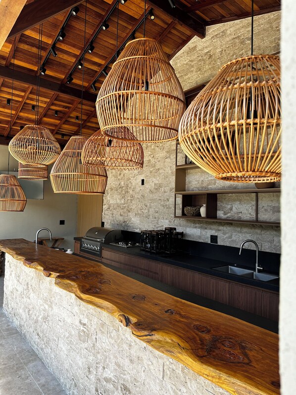 Piscine extérieure, parasols de plage, chaises longues