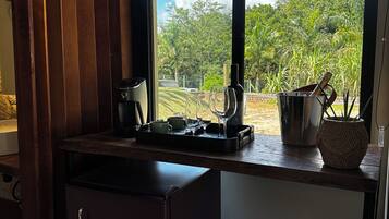 Cozinha com vista para um jardim através de uma grande janela.
