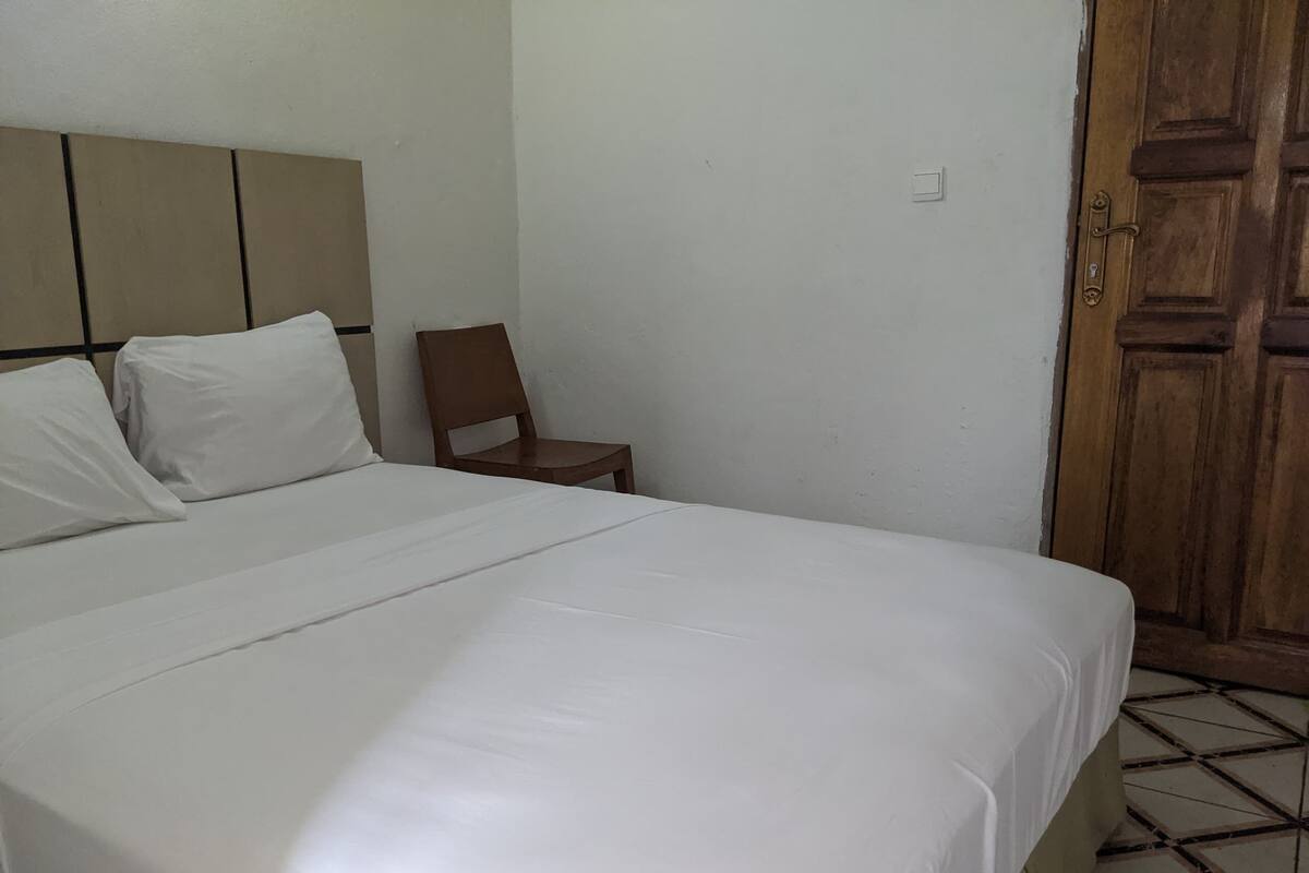 Desk, laptop workspace, soundproofing, free WiFi