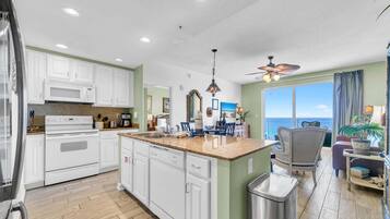 Condo, varias camas (Sterling Reef 905) | Cocina privada | Horno y tostadora