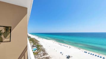 Condo, varias camas (Sterling Reef 905) | Playa | En la playa