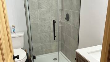 Regadera, toallas, papel de baño