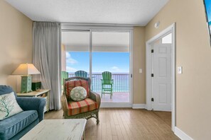 Appart'hôtel, plusieurs lits (Majestic Beach Towers 2-1104) | Coin séjour