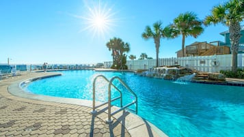 公寓客房, 多張床 (Majestic Beach Towers 2-1104) | 游泳池 | 室內游泳池和室外游泳池