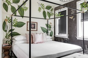 1 slaapkamer, een bureau, een strijkplank/strijkijzer, wifi