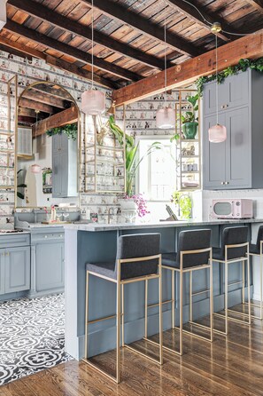 Réfrigérateur, micro-ondes, four, plaque de cuisson