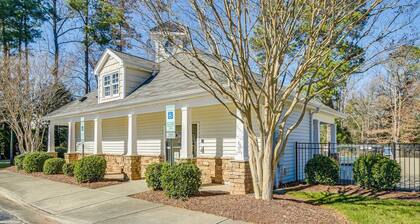 Spacious Retreat Near RDU ~ Pool, BBQ, Fast Wi-Fi & Easy Self Check-In